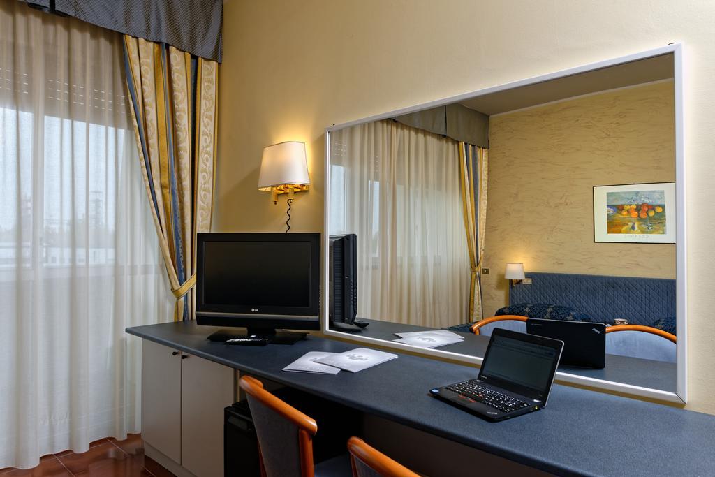 Jr Hotels Gate 7 Bologna Calderara di Reno Exterior foto